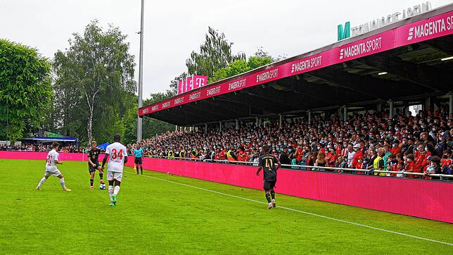 1.FC Köln gegen Bayern München am 17. Juli in Villingen: 6000 Zuschauer waren live dabei im Stadion, viele Fans hatten sich auf eine ...