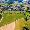 Hier in der Bildmitte soll das Neubaugebiet Breite westlich von Kaltbrunn entstehen. Links der Müllerhof.