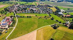 Hier in der Bildmitte soll das Neubaugebiet Breite westlich von Kaltbrunn entstehen. Links der Müllerhof.