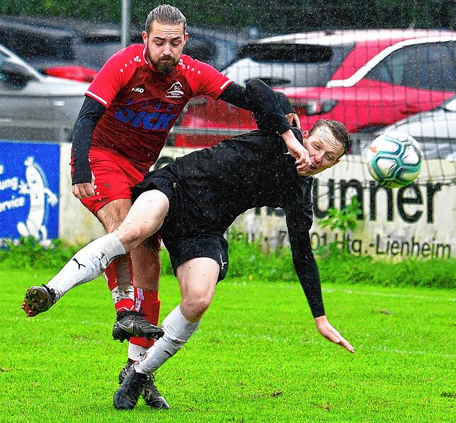 Aktiv beim FC Hochrhein: Zumindest in der vergangenen Saison schnürte Thomas Halmer (vorn, gegen den Lauchringer Lars Haag) zur Not in ...