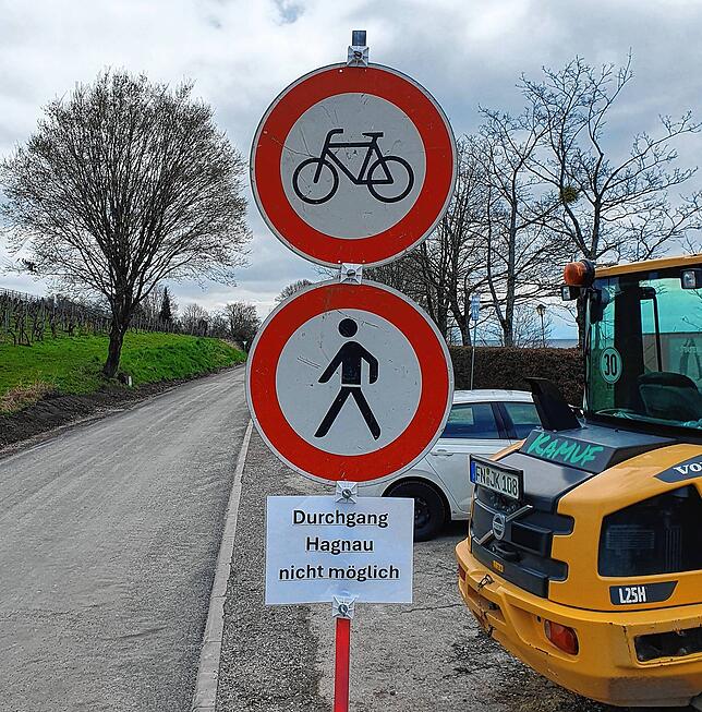 Eigentlich unmissverständlich: Auf Höhe Haltnau wird der Hinweis wiederholt und für alle, die Verkehrsschilder nicht lesen können, mit ...