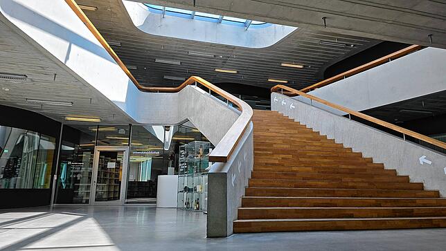 Moderne Architektur kombiniert mit Altbaubestand: der ZF-Campus der Zeppelin-Universität im Fallenbrunnen in Friedrichshafen.