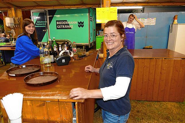 Bild 20: Hunderte Gäste strömen zum Auftakt an das 68. Waldfest in der Geschichte des Musikvereins Aufen.