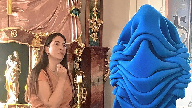 Fantasievolles in Blau: Künstlerin Marlen Tennigkeit präsentierte in Egg und Oberwihl ihre Skulpturen. Foto: Karin Steinebrunner