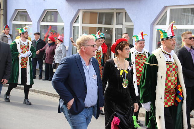 Während des Umzugs durch Stockach gehen Helmut Karrenbauer und Annegret Kramp-Karrenbauer ein Stück Hand in Hand.