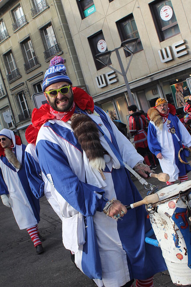 Bild 7: Hästräger und Guggenmusiker aus VS beim Narrentreffen in Fribourg am Sonntag (1)