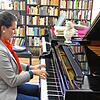 Henriette Gärtner spielt an einem der beiden Steinway-Flügel eine Sonate von Beethoven. Seine Büste wurde deshalb auch auf das ...