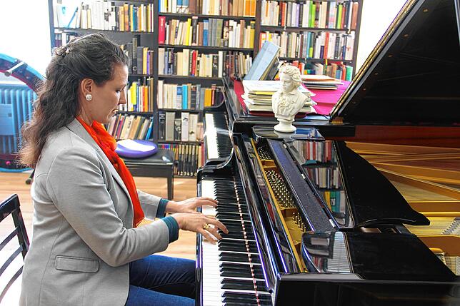 Henriette Gärtner spielt an einem der beiden Steinway-Flügel eine Sonate von Beethoven. Seine Büste wurde deshalb auch auf das ...
