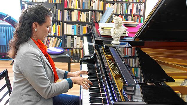 Henriette Gärtner spielt an einem der beiden Steinway-Flügel eine Sonate von Beethoven. Seine Büste wurde deshalb auch auf das ...