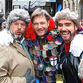 SÜDKURIER-Chefredakteur und ehrenamtlicher Blätzlebue Stefan Lutz (Mitte) bei der Straßenfasnacht 2020. Mit dabei sind die ...