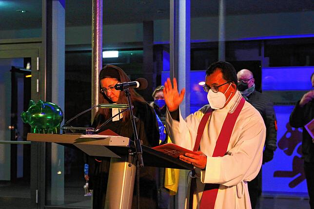 Gemeinsames Gebet für den Frieden: Padre Jorgiano dos Santos da Silva und Pastorin Esther Toepper.