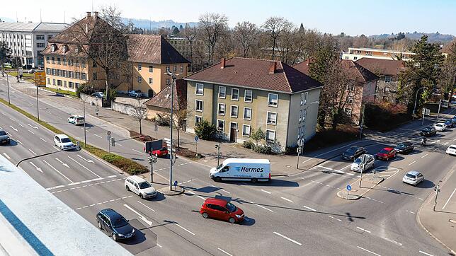 Das Schlossquartier entsteht an der Kreuzung Friedenslinde an der Einmündung der Schaffhauser Straße (rechts im Bild) auf die ...