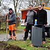 Jürgen Kleiser, Ralf Wiedemann und Ferdi Cihan von den Technischen Betrieben Radolfzell, an der Karl-Wolf-Straße in Radolfzell. Der alte ...