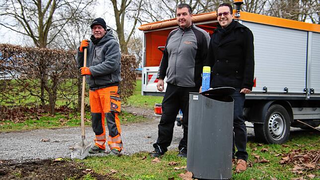 Jürgen Kleiser, Ralf Wiedemann und Ferdi Cihan von den Technischen Betrieben Radolfzell, an der Karl-Wolf-Straße in Radolfzell. Der alte ...