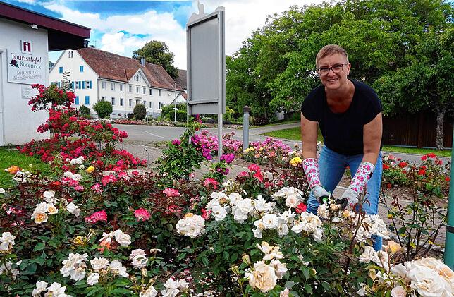 Martina Schulz liebt Rosen und kümmert sich zusammen mit anderen Landfrauen in Nöggenschwiels öffentlichen Anlagen um ihre Pflege.
