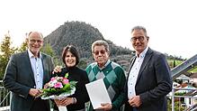 Rolf Wagner (Bildmitte mit seiner Frau Barbara) wurde für sein langjähriges ehrenamtliches Engagement mit der Landesehrennadel ...
