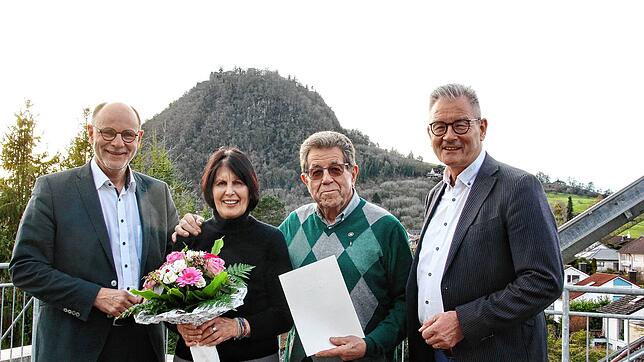 Rolf Wagner (Bildmitte mit seiner Frau Barbara) wurde für sein langjähriges ehrenamtliches Engagement mit der Landesehrennadel ...