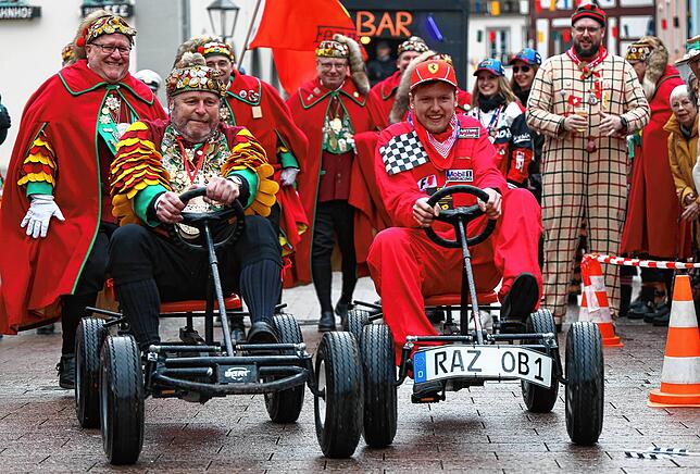Hier misst sich nicht Oberbürgermeister Simon Gröger mit Narizella-Präsident Martin Schäuble (rechts), sondern Gröger-Double Lars Brunner.