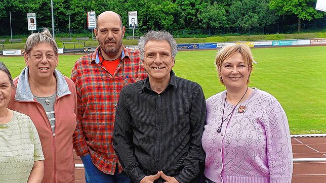 Bei der Jahresversammlung des örtlichen VdK wurde der Vorstand neu gewählt (von links): Sabine Pechbrenner, Gabriele Geng, Francesco ...