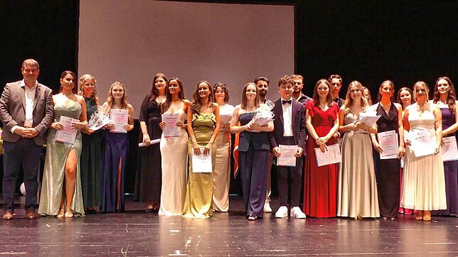 Feierliche Momente bei der Zeugnisübergabe: Wie hier die Abiturientinnen und Abiturienten des Wirtschaftsgymnasiums in Waldshut feiern ...