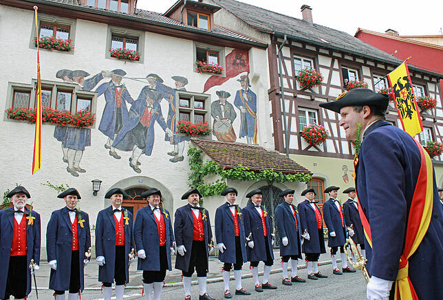 Bislang gibt es von den Schwerttänzern nur das Wandgemälde in der Aufkircher Straße. Im Bild beim Sammeln vor einem Auftritt mit 1. ...