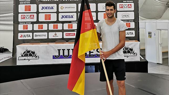 Fußball-Freestyler Patrick Bäurer aus Hondingen tritt diese Woche bei der Freestyle-WM in Prag an.