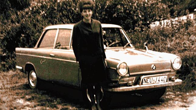Erika Schorpp lehnt sichtlich stolz an ihrem ersten eigenen Wagen, einem BMW-700. Zu dieser Zeit, in den 1960er-Jahren, war die Frau aus ...
