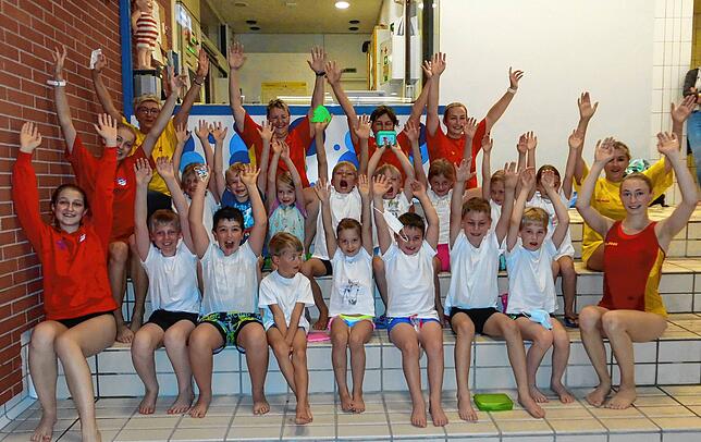 Eine Gruppe des Schwimmkurses der DLRG OG Bonndorf im November 2021.