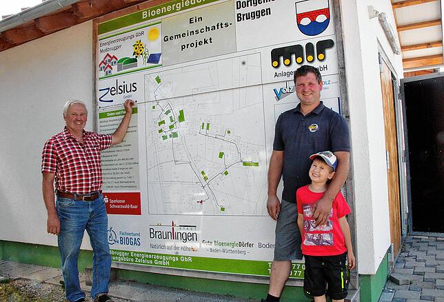 Sie haben keinen Grund unzufrieden zu sein (von links): Reinhold Moßbrugger, Markus Moßbrugger und sein Sohn Max, die in Bruggen eine ...