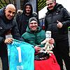 Sprachlos: Athletiktrainer Ruwen Faller (links) überraschte Kevin Simanowski, der von seinen Brüdern Dennis (hinten) und Steven ...