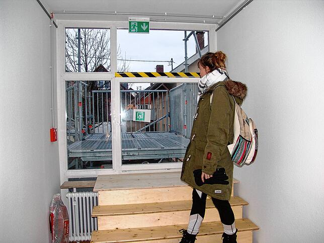 Antje Möller vom Helferkreis steht hier an einem der neuen Fluchtwege aus dem Gebäude.