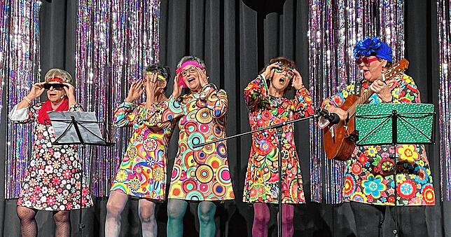 Bild 13: Ausgelassene Stimmung beim Frauenkaffee der Owinger Hexen &ndash; hier gibt&lsquo;s die Bilder