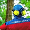 Die Bergwacht (Symbolbild) wurde am Dienstag zu einem Rettungseinsatz bei Bernau gerufen. Ein Gleitschirmflieger musste aus einer ...