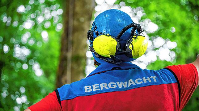 Die Bergwacht (Symbolbild) wurde am Dienstag zu einem Rettungseinsatz bei Bernau gerufen. Ein Gleitschirmflieger musste aus einer ...