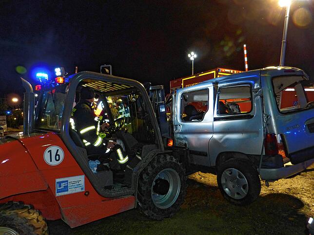 Gut ausgerüstet: Die Feuerwehr aus Bad Saulgau hat sogar einen Gabelstapler dabei, um ein Unfallfahrzeug zu entfernen.