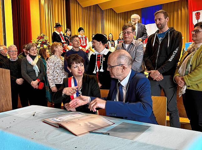 Bürgermeisterin Lydie Barbaux aus Plombieres-les-Bains und Rickenbachs Bürgermeister Dietmar Zäpernick erneuerten den ...