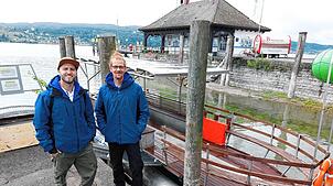 Alexander Stenzel (links) und sein Mitarbeiter Christian Rieck sind wegen des Niedrigwassers mit der Solarfähre Insel Reichenau ...