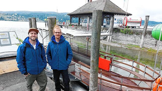 Alexander Stenzel (links) und sein Mitarbeiter Christian Rieck sind wegen des Niedrigwassers mit der Solarfähre Insel Reichenau ...