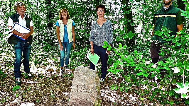 Gottlieb Burkart und Ingrid Bär haben sich um das Auffinden des letzten der vier dokumentierten Marksteine des Säckinger Hochgerichts ...