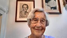 Margaritha von Kalckstein in ihrem Haus in der Seestraße in Konstanz. Im Hintergrund ihre beiden Großeltern Therese und Theodor ...