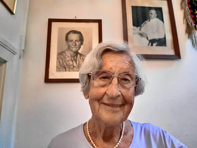 Margaritha von Kalckstein in ihrem Haus in der Seestraße in Konstanz. Im Hintergrund ihre beiden Großeltern Therese und Theodor ...