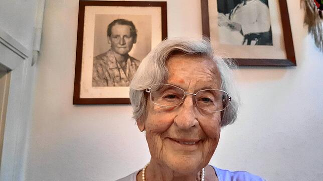 Margaritha von Kalckstein in ihrem Haus in der Seestraße in Konstanz. Im Hintergrund ihre beiden Großeltern Therese und Theodor ...
