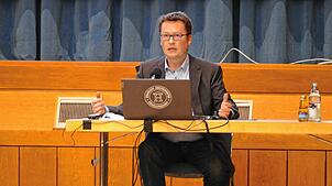 Der aus Donaueschingen stammende Planungsingenieur Volker Röhl erklärt in der Gemeinderatssitzung von Häuserns die Pläne für den ...