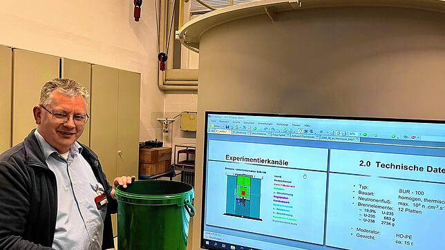 Nicht größer als dieser Eimer, den Kernphysiker Klaus Grimm hier zeigt, ist der Reaktorkern. 3,5 Kilo Uran befinden sich darin.