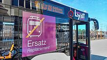 (Archivbild) Wenn Züge nicht auf den Gleisen durchfahren können, kommen Busse als Schienenersatzverkehr zum Einsatz – wie hier der ...