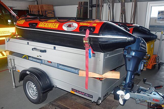 Das kleine, wenige Schlauchboot der Feuerwehr Bad Säckingen mit Außenbordmotor.
