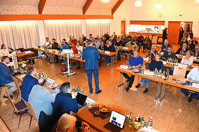 Der Allensbacher Bürgermeister Stefan Friedrich (Bildmitte) begrüßt als Gastgeber die Räte, Bürgermeister und Zuhörer in der gemeinsamen ...
