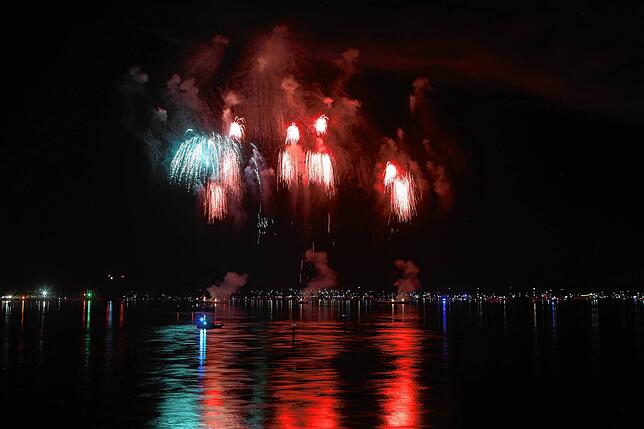 Bild 37: Konstanzer Seenachtfest 2024 - Jetzt knallt's! Das Feuerwerk am Bodensee bringt Zuschauer zum Staunen