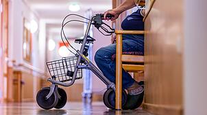 Pflegebedürftige sind in der Regel auf ihren Platz im Pflegeheim angewiesen. Wenn sie auf Hilfe zur Pflege angewiesen sind, kann es ...