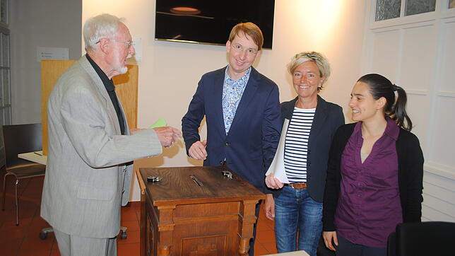 Albin Villringer gibt seine Stimmzettel bei den Wahlhelfern Sebastian Ritz, Silvia Probst und Naiara Belucci im Waldshuter Rathaus ab ...